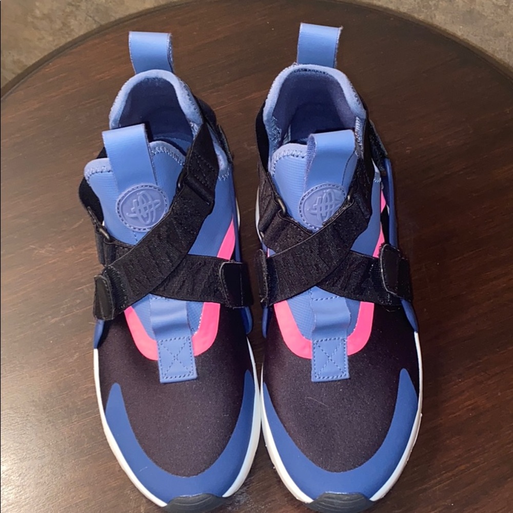 Nike size 6 Huarache. Never worn